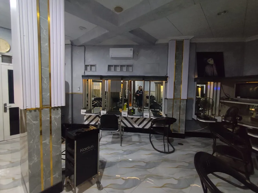 Kursi dan cermin di Fora Salon