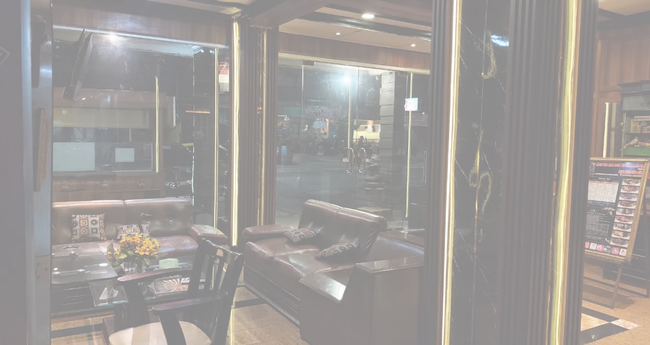 Lobi dan area café Hotel Salon Fora
